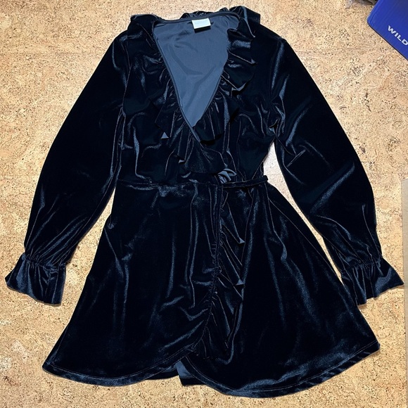 SukiSo Short Ruffle Black Velvet Wrap Dress Sz L - Picture 10 of 15